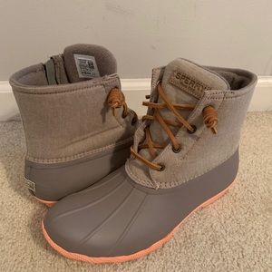 SPERRY Saltwater Duck Boot Size 9 EUC Taupe/Coral